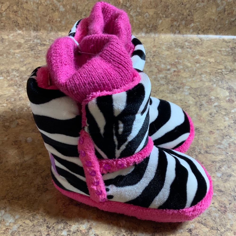 Blazin’ Roxy Toddler slippers boots shoes size 2